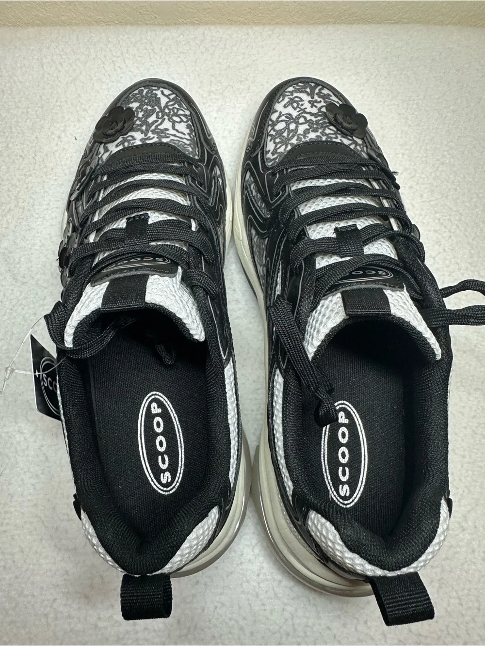 Scoop Women’s Sporty Sneakers with Flower Appliques Size 10